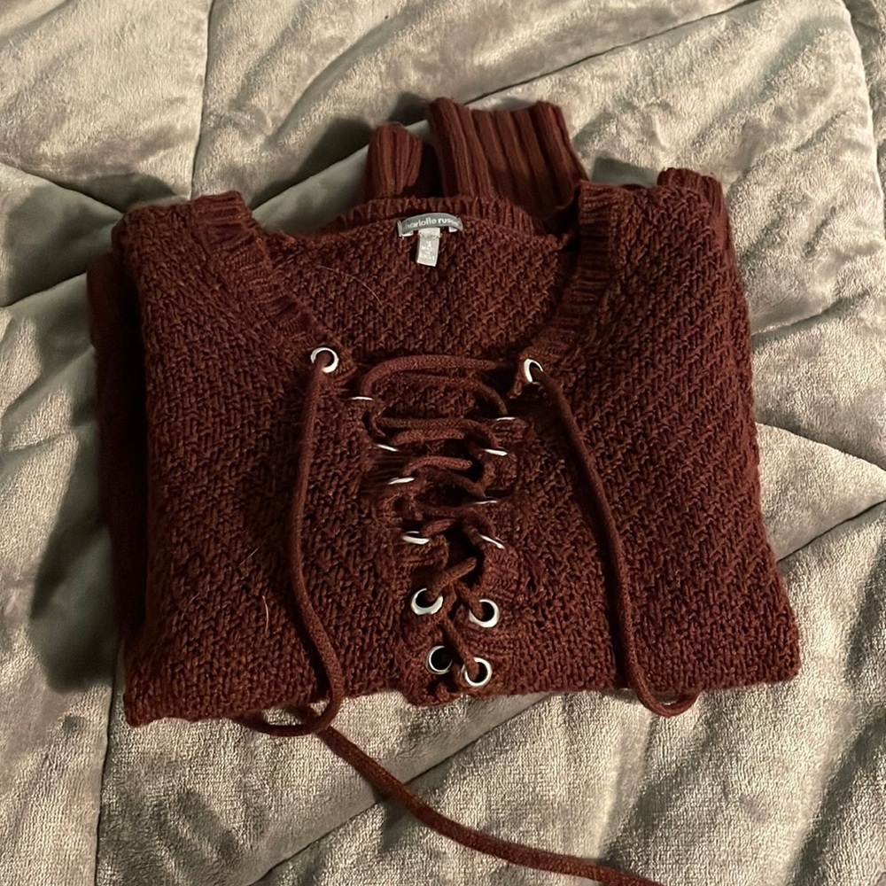 maroon sweater